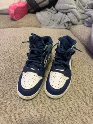 Women’s nike jordan mids  thumbnail 2