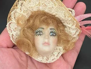 Vintage Porcelain Face Victorian Lady Head with Fascinator Hat Brooch 21g thumbnail 11