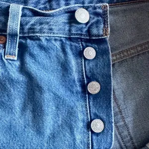 Levi’s Distressed Raw Hem Button Fly Denim Shorts Size 33 thumbnail 7