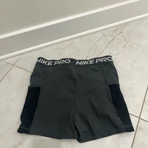 Nike Gray High Waisted 3 Inch Training Shorts Size Large thumbnail 6