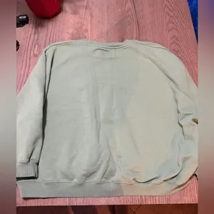 💚 Princess Polly Oversized Graphic Sweatshirt Sage Green Size US 20 thumbnail 3