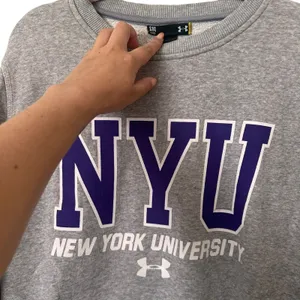 NYU‎ x UNDER ARMOUR Loose Fit Crewneck Sweatshirt Small thumbnail 3