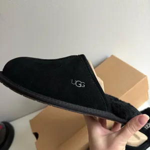 UGG women’s Black Suede Slippers size 8 thumbnail 5