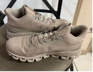 7.5 On Cloud Hi Monochrome Desert/Taupe High-top running Sneakers thumbnail 2