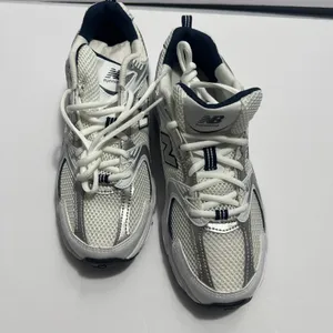 New Balance women’s sneakers in white and navy. Clean and stylish design with a comfortable cushioned insole and lace-up closure. Made in Vietnam. Size 9 US (40.5 EU / 25.5 CM). Great for everyday wear, walking, or casual outfits. Excellent condition thumbnail 6