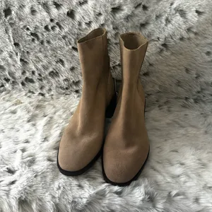 3003. Dolce Vita Suede Tan Ankle Booties sz 7.5 thumbnail 2