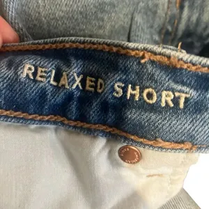 American Eagle Strigid Relaxed Short Medium Wash Cut Off Size 10 #778 thumbnail 4