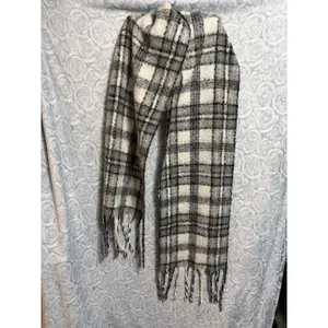 Old Navy Fuzzy Marled scarf in Gray and Black thumbnail 2