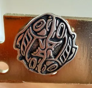 Haida Style Indigenous Art Pewter or Silver‎ Tone Round Lapel Pin OS thumbnail 1