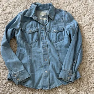 Universal Threads NWOT Light Wash Denim Button-Up Shirt thumbnail 1
