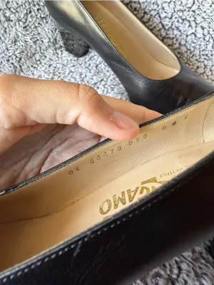 Salvatore Ferragamo Black Pointed Leather Pumps thumbnail 5