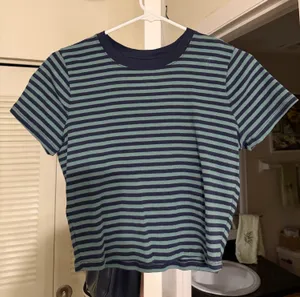Hollister crop tee thumbnail 1