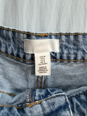 H&M High-Waisted Denim Shorts thumbnail 3