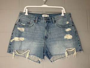 Abercrombie & Fitch The Boyfriend Short Mid Rise Women’s Size 14/32 thumbnail 1