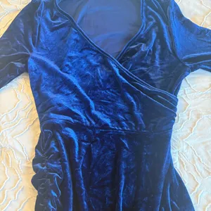 NWOT Amazon Brands Wrap Bodycon Ruched Velvet Cocktail Dress thumbnail 4
