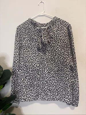 Ann Taylor Black & White Leopard Print Blouse with bow on back M thumbnail 4