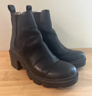 Steve Madden Amulet AMUL01S1‎ Women's Size 7.5 Lug Sole Boots Black Chelsea thumbnail 1