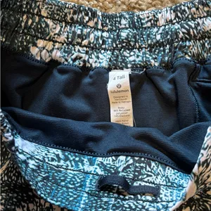 Lululemon Hotty Hot Shorts Size 4 Tall thumbnail 3
