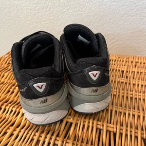 New Balance 990 v5 Black and Gray Athletic Shoes thumbnail 3