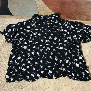 Kaylas Armoire Floral Ruffle Button Down Top Womens M Black Short Sleeve Boho thumbnail 6