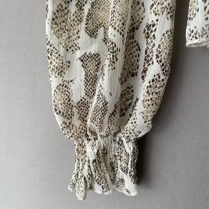 Lucy Paris‎ Snakeskin MobWife Office Siren Smocked Peplum Blouse S Cream thumbnail 4