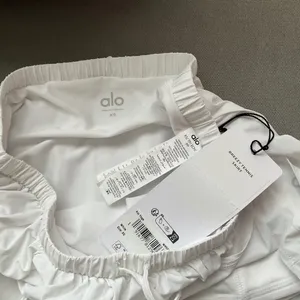 Alo Yoga Breezy Tennis Skirt White XS thumbnail 3