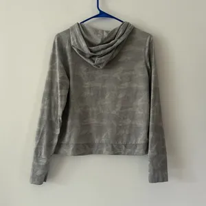 Vuori Halo Essential Hoodie Sweatshirt Pale Gray Heather Camo Size XS thumbnail 4