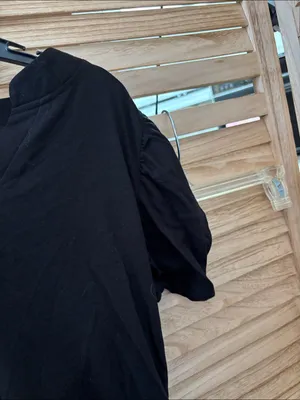 Black V thumbnail 3