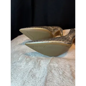 Guess Womens Silver Metallic G Logo Pointed Toe Stiletto Pumps Heels Size 8.5 thumbnail 7