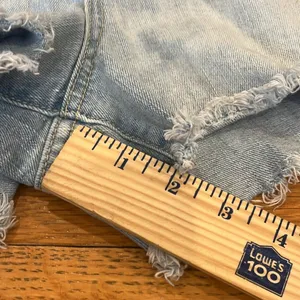 Old navy women’s distressed boyfriends Jean short size 8. thumbnail 5