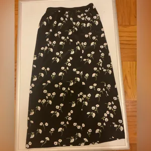 Sanctuary Black and White Floral Midi Skirt thumbnail 2
