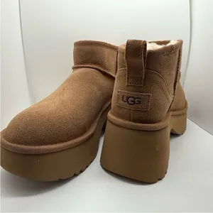 UGG Plush NWOT Women's Chestnut Suede Platform Boots‎ size 8 thumbnail 2
