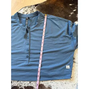 VUORI Avalon Henley Long Sleeve Size Medium In Cloud‎ Blue NWT thumbnail 5