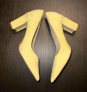 Marc Fisher Zala Pump Women Yellow Suede Pointed Toe Block Heel Size 8 thumbnail 1