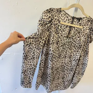 Ann Taylor Leopard Print Puff Shoulder Back Zip Blouse Top Tan Black Size 6 thumbnail 3