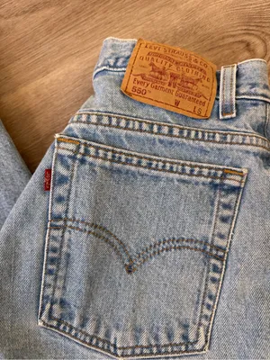 Levi’s 550 Relaxed Fit Tapered Leg 12 Misses Light Wash High Rise Denim Jeans thumbnail 2