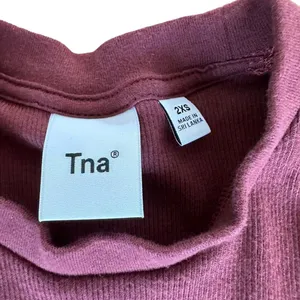 Aritzia - Tna Long Sleeve Tee in Maroon thumbnail 2