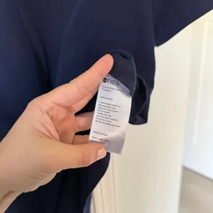 Figs Catarina One-Pocket Navy‎ Blue V-Neck Shirt Short Sleeve Top Scrub Tech thumbnail 4