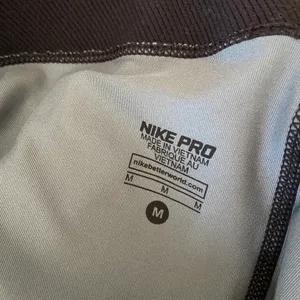 Nike Pro Black Gray Snake Print Capri Legging Med thumbnail 5