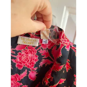 Vintage Gold‎ Tag Victoria's Secret 90's Black Red Floral Satin Sleepshirt Sz L thumbnail 5