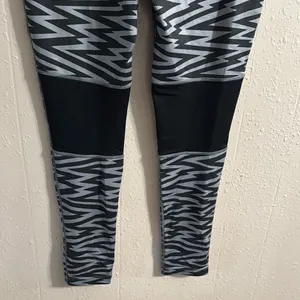 Nike Black and Gray Patterned Leggings thumbnail 5