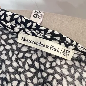 Abercrombie & fitch black and white spotted true wrap long sleeve dress size xsp thumbnail 7
