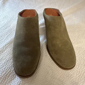 NWOB Size 36 Size 6.5 USA Natalia Blanco Olive Green Suede Stocked Heel Mule thumbnail 2