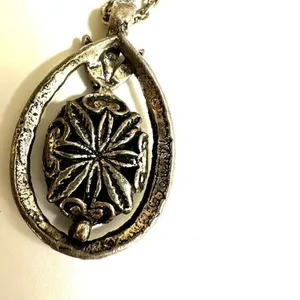 Green and silver tone vintage pendant necklace thumbnail 6