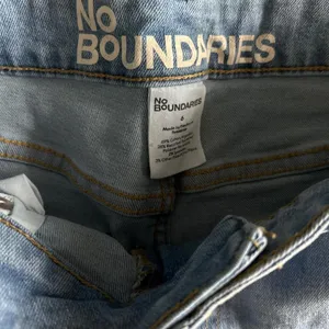 Women’s Size 6 Light Blue Denim Jeans with a Relaxed Fit thumbnail 4