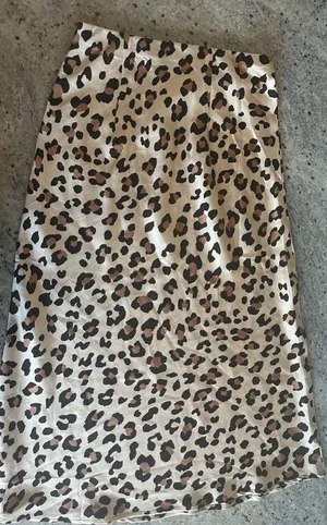 Forever 21 satin Leopard Midi Skirt thumbnail 3
