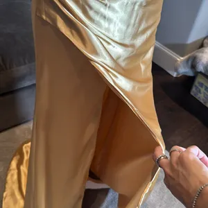 Women’s Gold Full Length Prom Party Dress Criss Cross Straps LegSlit Size 4 NWOT thumbnail 3