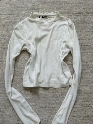 Brandy Melville White Ribbed Lettuce-Edge Long Sleeve Crop Top (One Size) thumbnail 3