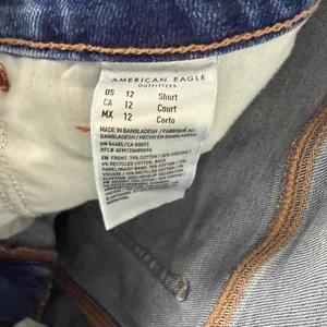 American Eagle Strigid Mom Jeans Size 12 Short Medium Wash High Waist Raw Hem thumbnail 11