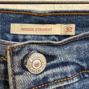 Levi’s Medium Wash Wedgie Straight Crop Jeans Sz 32 thumbnail 5